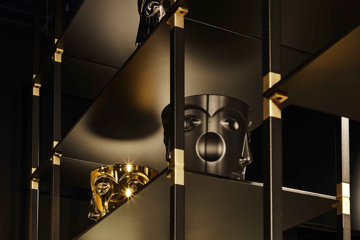 Regalsystem-TRack-schwarz-gold-Detail-Kesseboehmer-Eggers-Einrichten-Interior-Design-Muenchen-Inneneinrichtung-modern